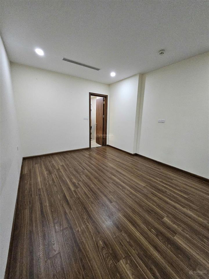 Hot. cho thuê chung cư golden parkcầu giấy. dt 96m2, 2 ngủ 2wc, đồ cơ bản. giá 17.5tr. 0917 748 ***