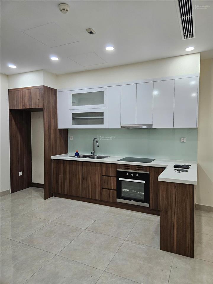 Hot. cho thuê chung cư golden parkcầu giấy. dt 96m2, 2 ngủ 2wc, đồ cơ bản. giá 17.5tr. 0917 748 ***