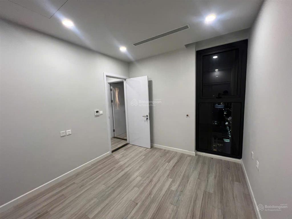 Chính chủ bán căn hộ imperia sky garden. dt 75m2, 2 ngủ 2wc, đồ cơ bản. giá 7 tỷ.  0917 748 ***