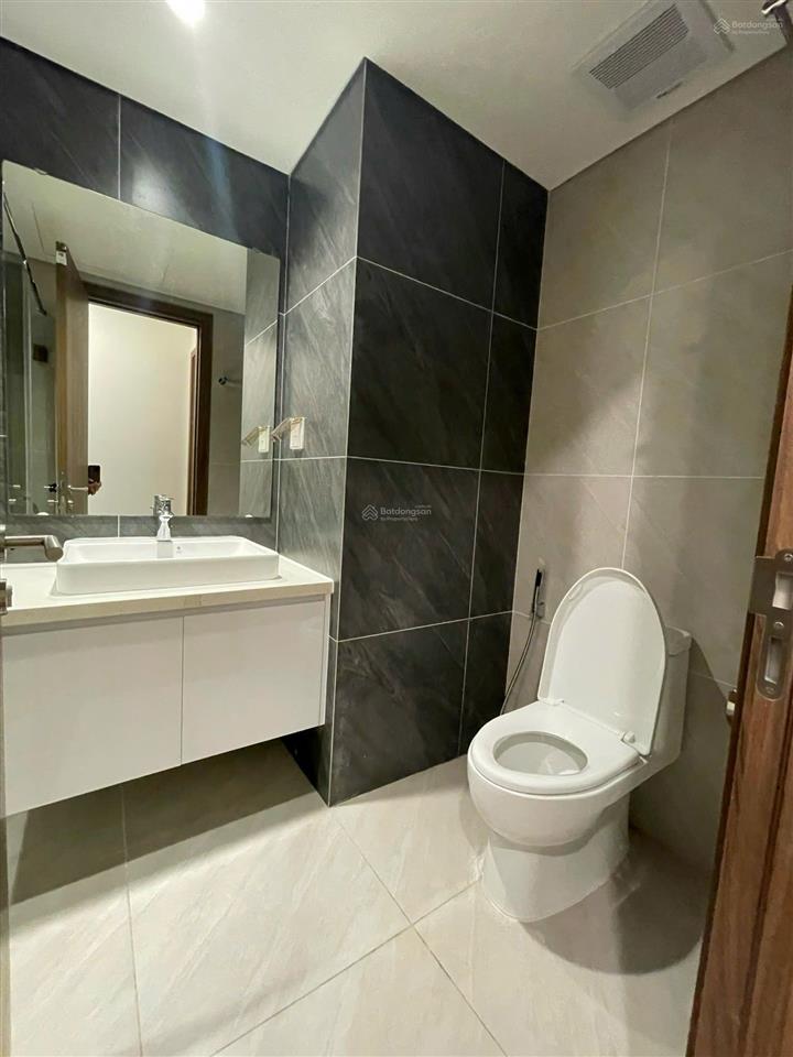 Chính chủ bán 2 ngủ 2wc, đồ cơ bản, dt 85m² tại mipec xuân thủy. giá 9 tỷ bao phí. 0917 748 ***