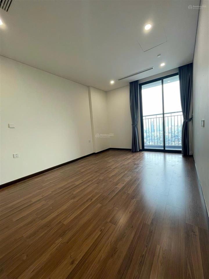 Chính chủ bán 2 ngủ 2wc, đồ cơ bản, dt 85m² tại mipec xuân thủy. giá 9 tỷ bao phí. 0917 748 ***