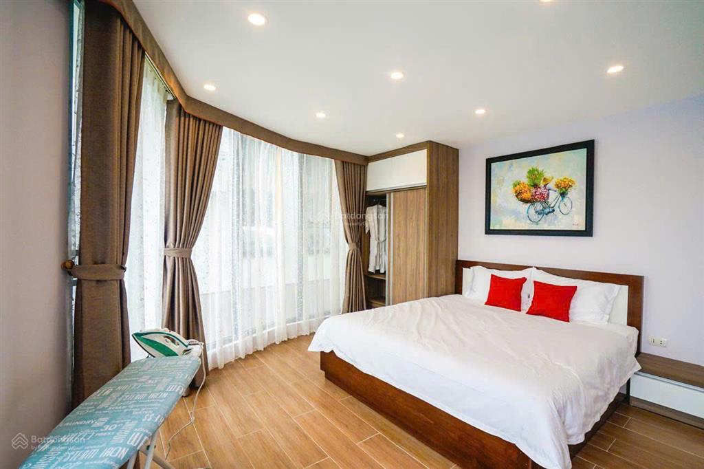 Cần bán tòa nhà 7 tầng,lô góc, có chỗ đỗ oto, gần chợ ngọc thụy, kinh doanh homestay, 2 lối đi vào