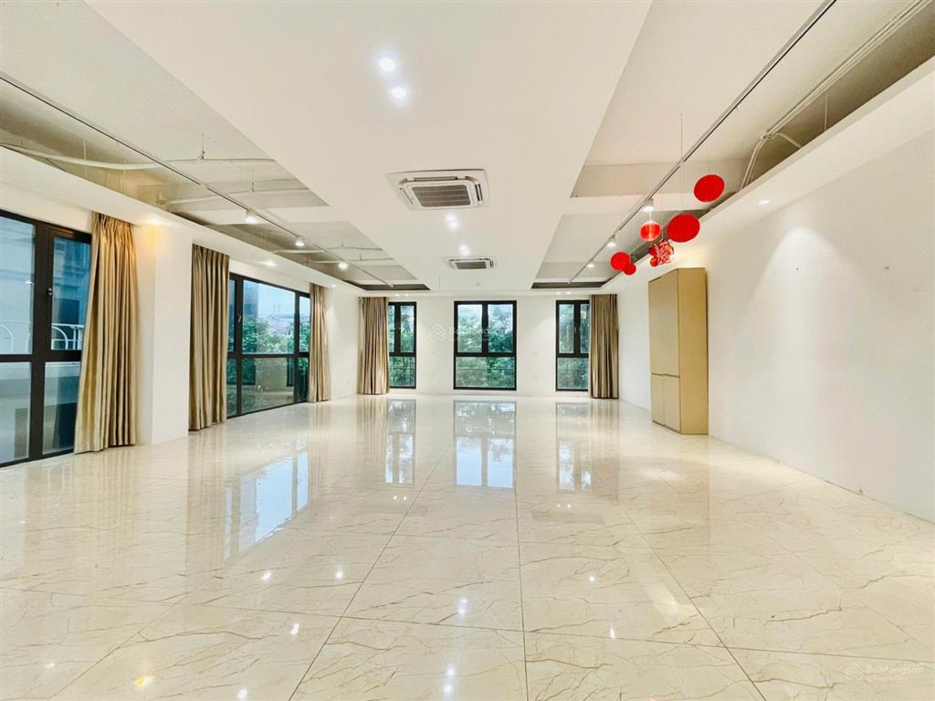 Cho thuê văn phòng chùa láng 110m2 chỉ 16tr bãi ô tô cách 10 bước chân