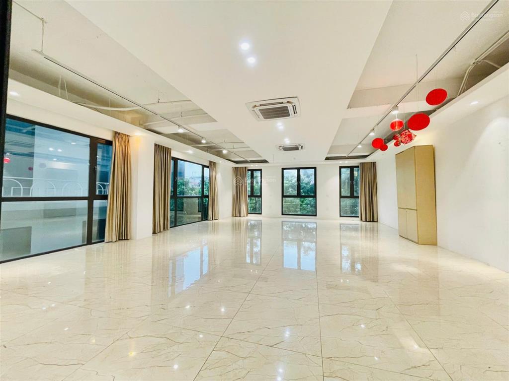 Cho thuê văn phòng chùa láng 110m2 chỉ 16tr bãi ô tô cách 10 bước chân