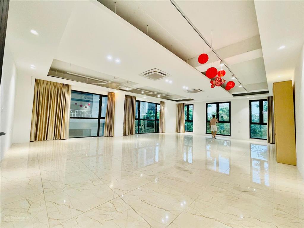 Cho thuê văn phòng chùa láng 110m2 chỉ 16tr bãi ô tô cách 10 bước chân