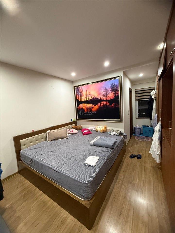 Chủ nhà đổi sang mua đất, bán căn hộ chung cư thanh xuân complex  lô góc. 2 mặt thoáng, giá 11 tỷ.