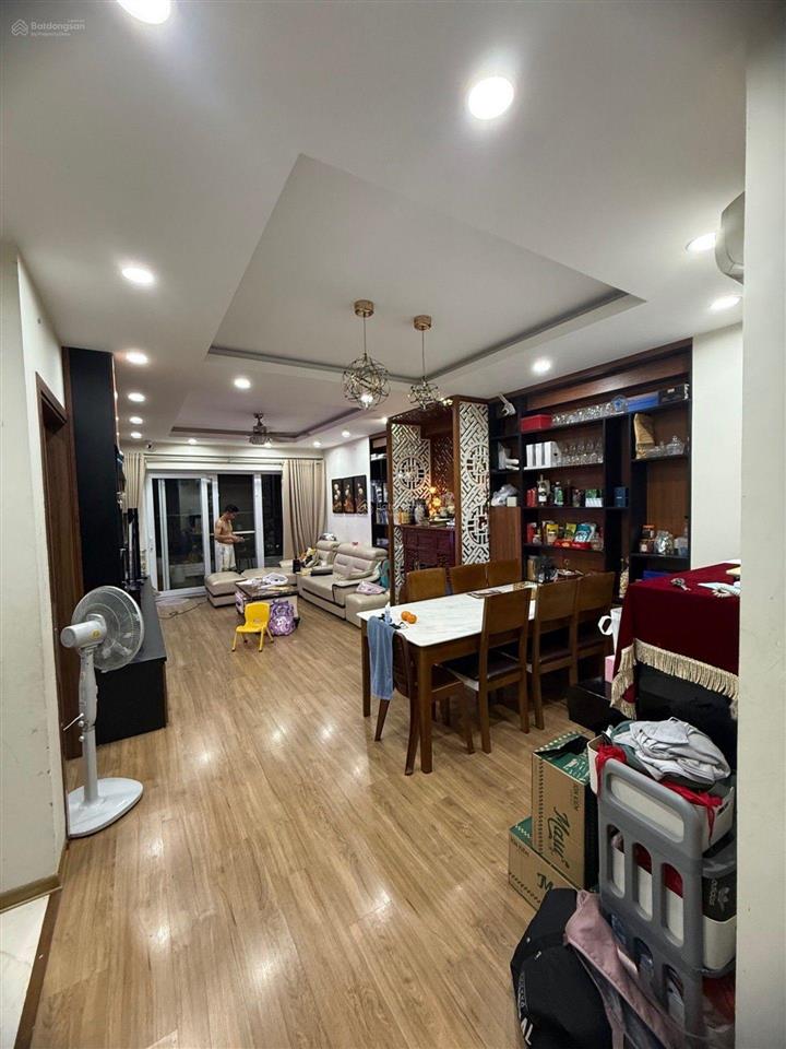 Chủ nhà đổi sang mua đất, bán căn hộ chung cư thanh xuân complex  lô góc. 2 mặt thoáng, giá 11 tỷ.