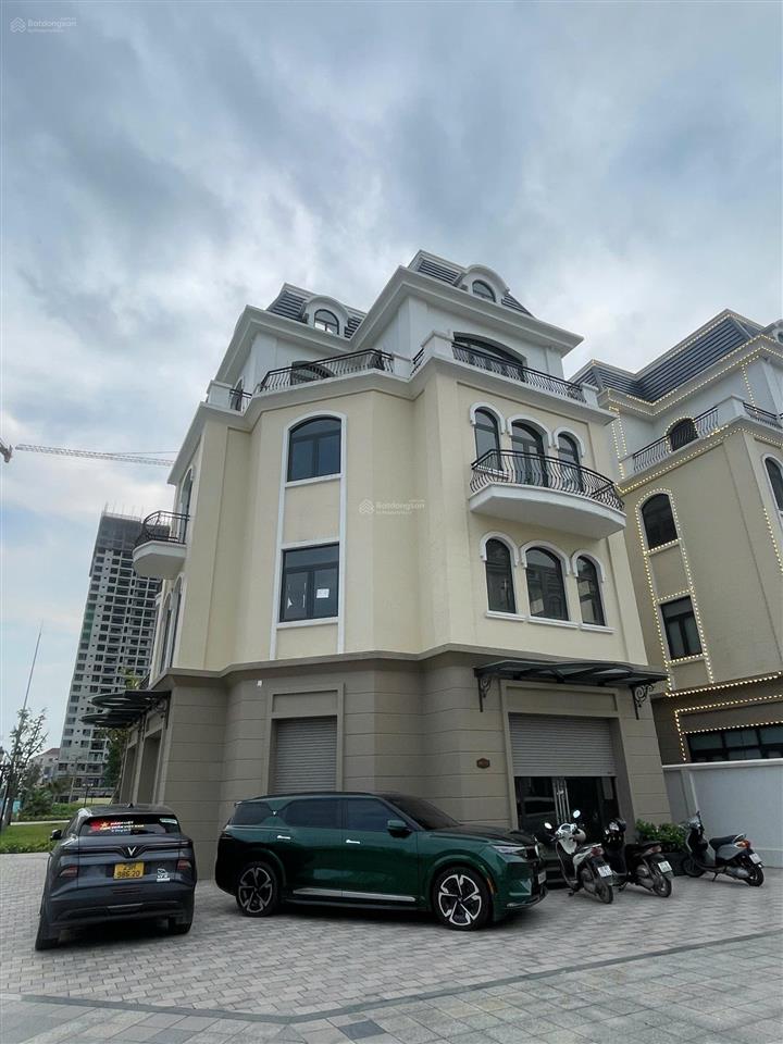 Mở rộng việc kinh doanh, nhượng lại căn biệt thự đơn lập góc 3 mặt tiền rẻ hơn 5 tỷ so với lúc mua.
