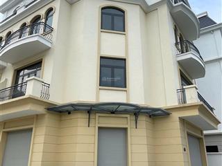 Muốn mua nhà bên mỹ cho con du học, cần nhượng lại căn biệt thự góc, rẻ hơn 6 tỷ so với lúc mua