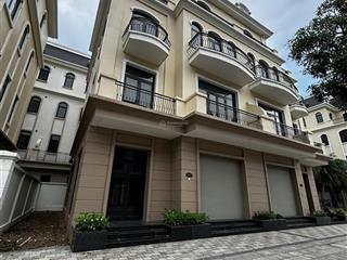 Muốn mua nhà bên mỹ cho con du học, nhượng lại căn biệt thự vị trí đẹp, rẻ hơn 8 tỷ so với lúc mua