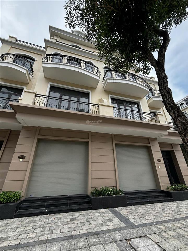 Muốn mua nhà bên mỹ cho con du học, nhượng lại căn biệt thự vị trí đẹp, rẻ hơn 8 tỷ so với lúc mua