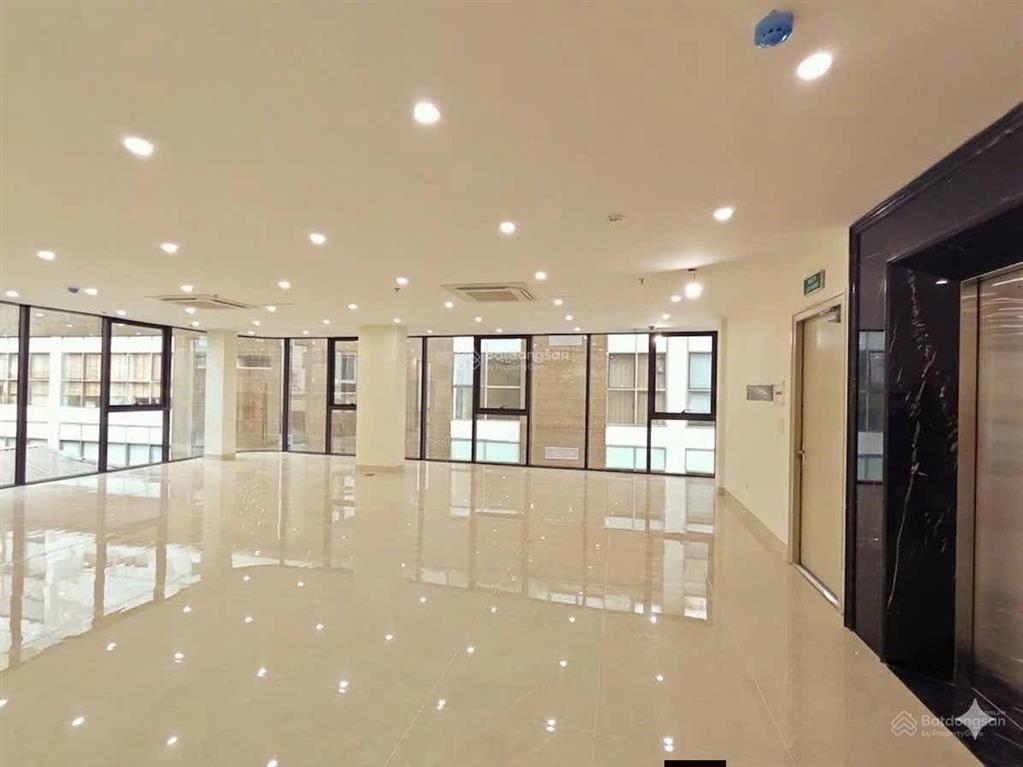 Bán toà nhà văn phòng phố lê văn lương, cầu giấy 105m2, 9t, mt 12m, doanh thu gần 2tỷ/năm.