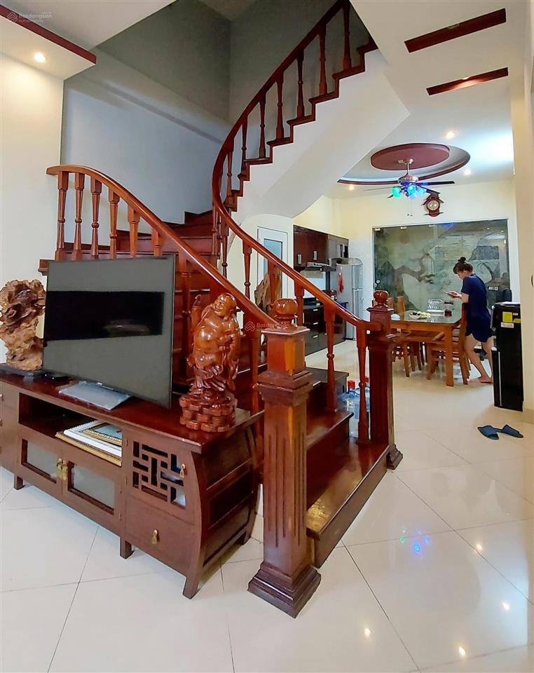 Cho thuê nhà 214 nguyễn xiển.phân lô bàn cờ.ô tô tránh.vỉa hè.50m2. 5 tầng.6 pn. giá 20tr