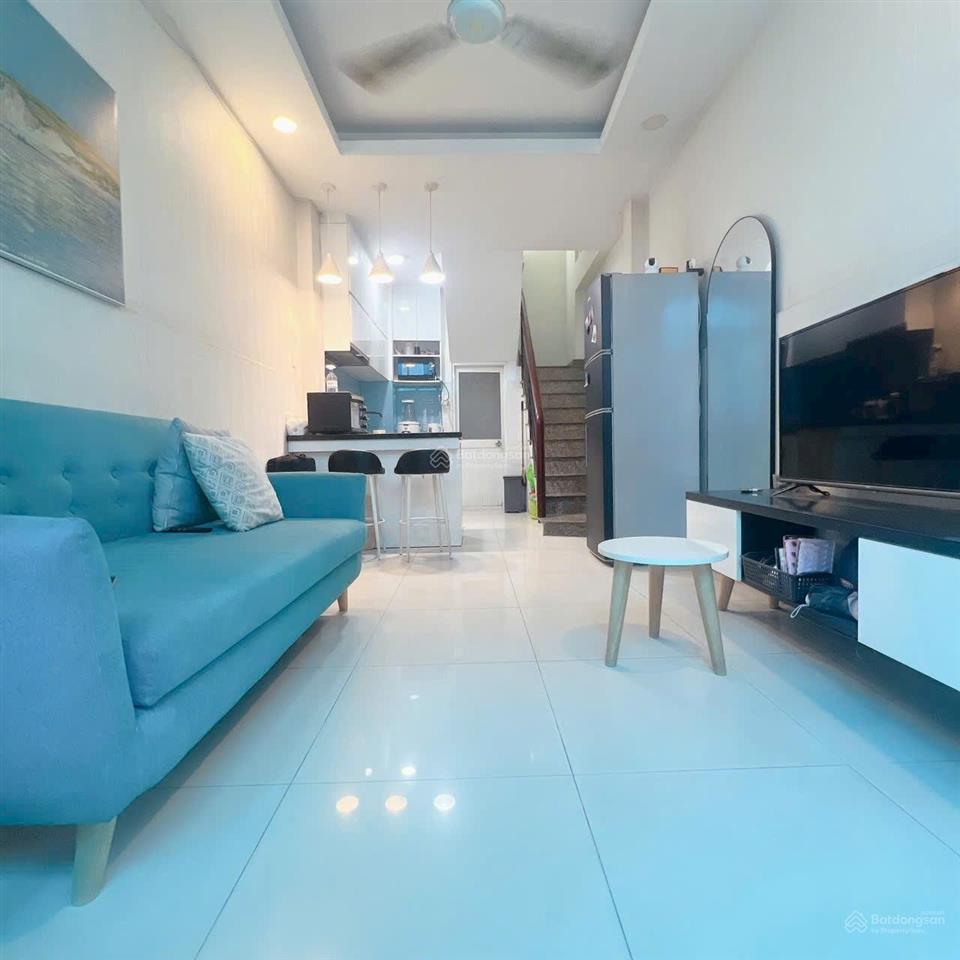 Bán gấp nhà đẹp hẻm ô tô cmt8, 4x10, giá 6.5 tỷ.