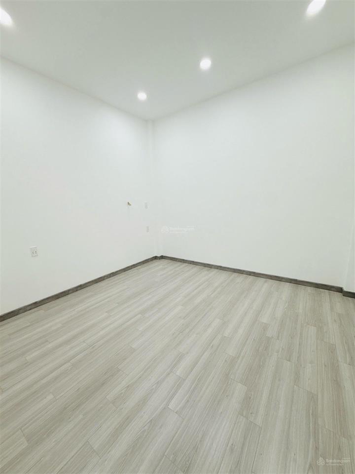 Bán gấp nhà đẹp hẻm 4m cách 10m ra hẻm ô tô đường 3 tháng 2,giá 6.5 tỷ.
