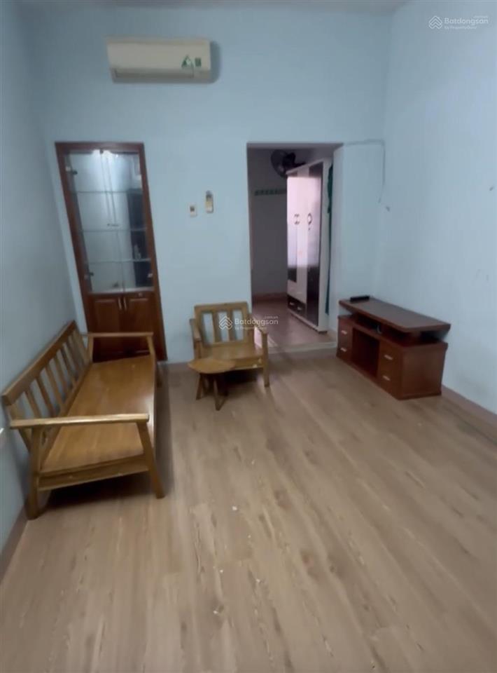 Nhà tập thể tầng 4, 2 phòng, wc riêng, có đồ dùng cơ bản
