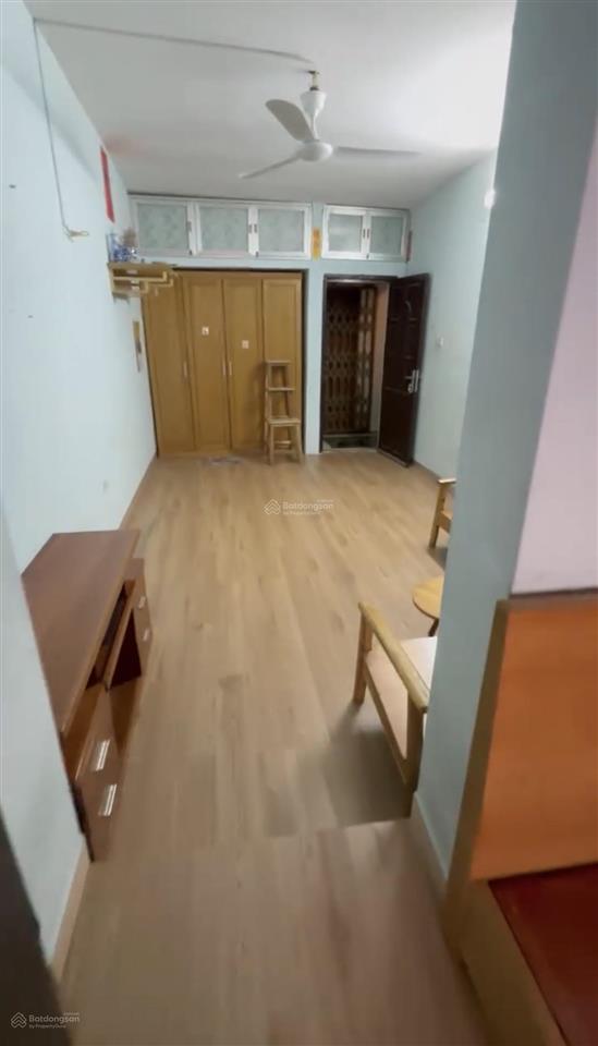 Nhà tập thể tầng 4, 2 phòng, wc riêng, có đồ dùng cơ bản