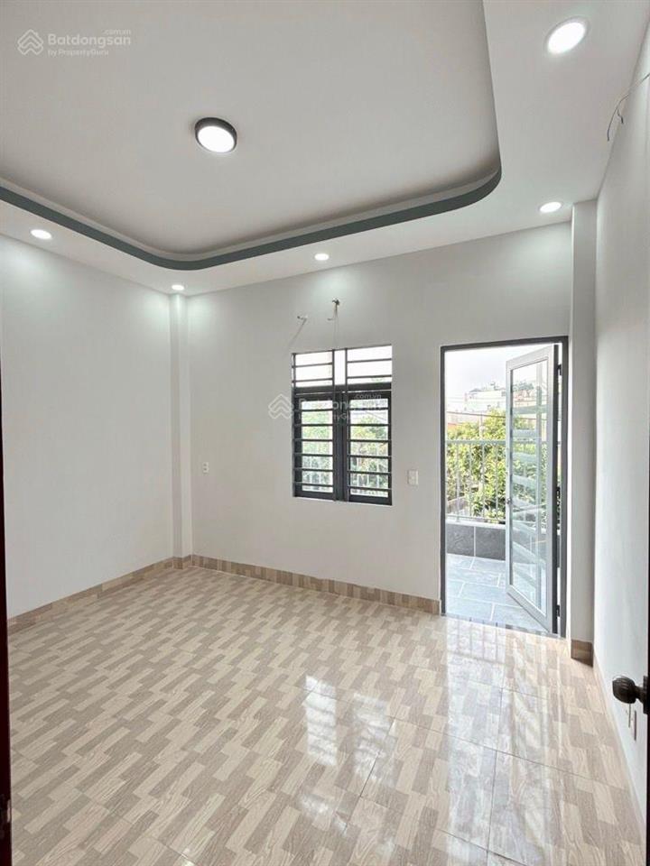 Nhà 3 tầng  ngay công viên hồ trái tim  dt 64m  2 mt  kdc vĩnh lộc  giá 6 tỷ ô tô đỗ cửa.