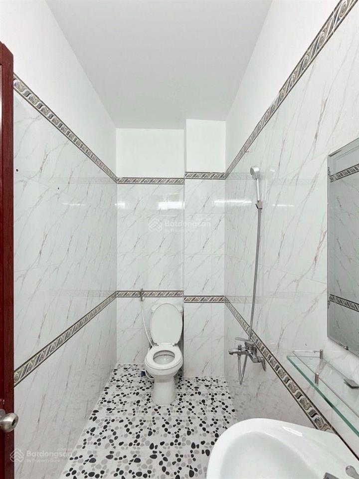 Nhà 3 tầng  ngay công viên hồ trái tim  dt 64m  2 mt  kdc vĩnh lộc  giá 6 tỷ ô tô đỗ cửa.
