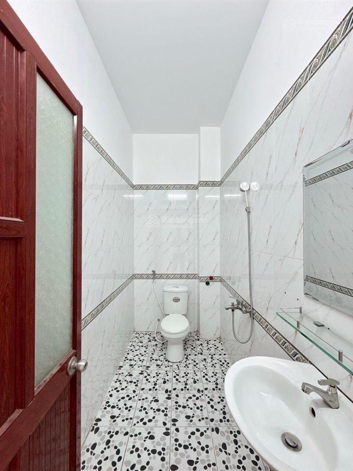Nhà 3 tầng  ngay công viên hồ trái tim  dt 64m  2 mt  kdc vĩnh lộc  giá 6 tỷ ô tô đỗ cửa.