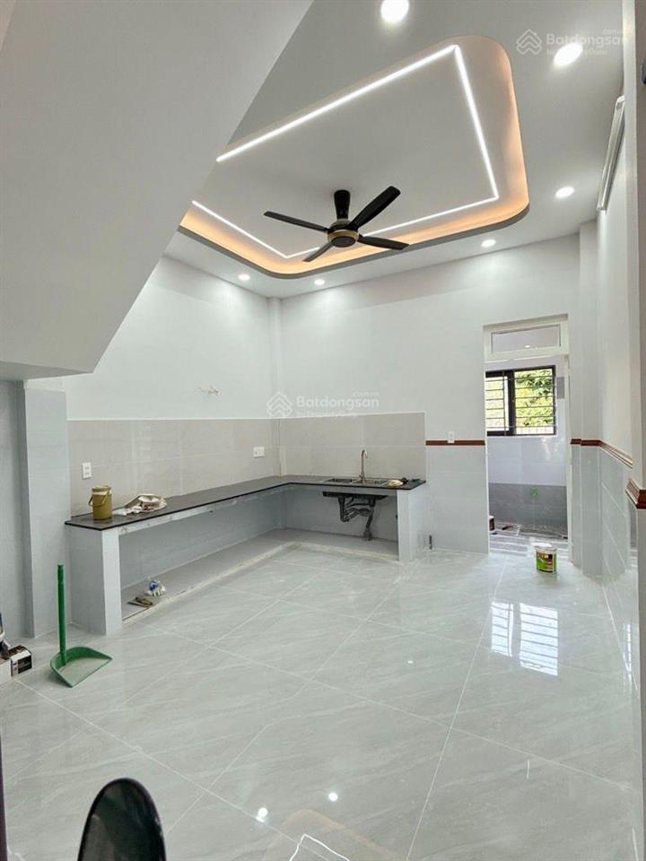 Nhà 3 tầng  ngay công viên hồ trái tim  dt 64m  2 mt  kdc vĩnh lộc  giá 6 tỷ ô tô đỗ cửa.