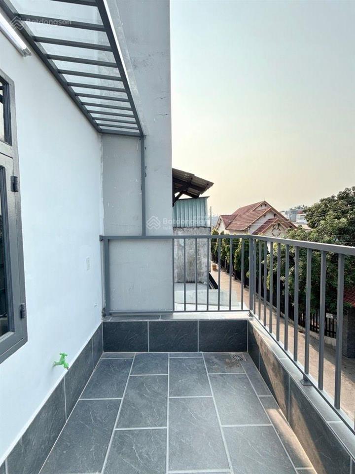 Nhà 3 tầng  ngay công viên hồ trái tim  dt 64m  2 mt  kdc vĩnh lộc  giá 6 tỷ ô tô đỗ cửa.