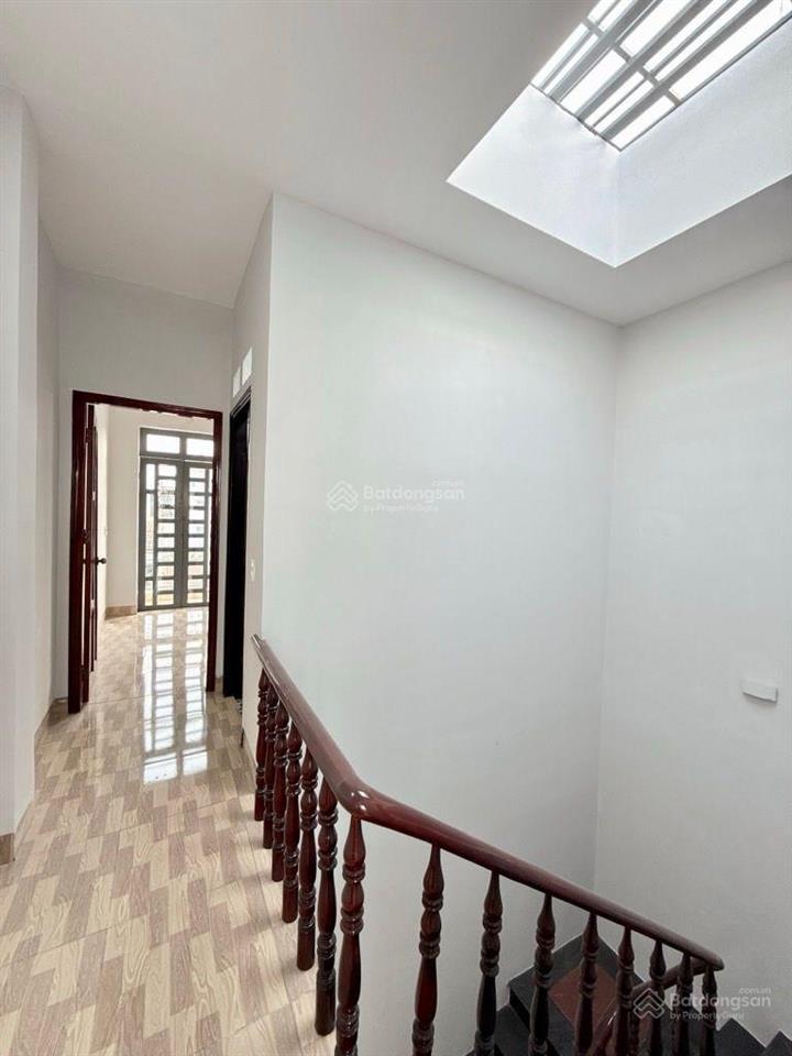 Nhà 3 tầng  ngay công viên hồ trái tim  dt 64m  2 mt  kdc vĩnh lộc  giá 6 tỷ ô tô đỗ cửa.