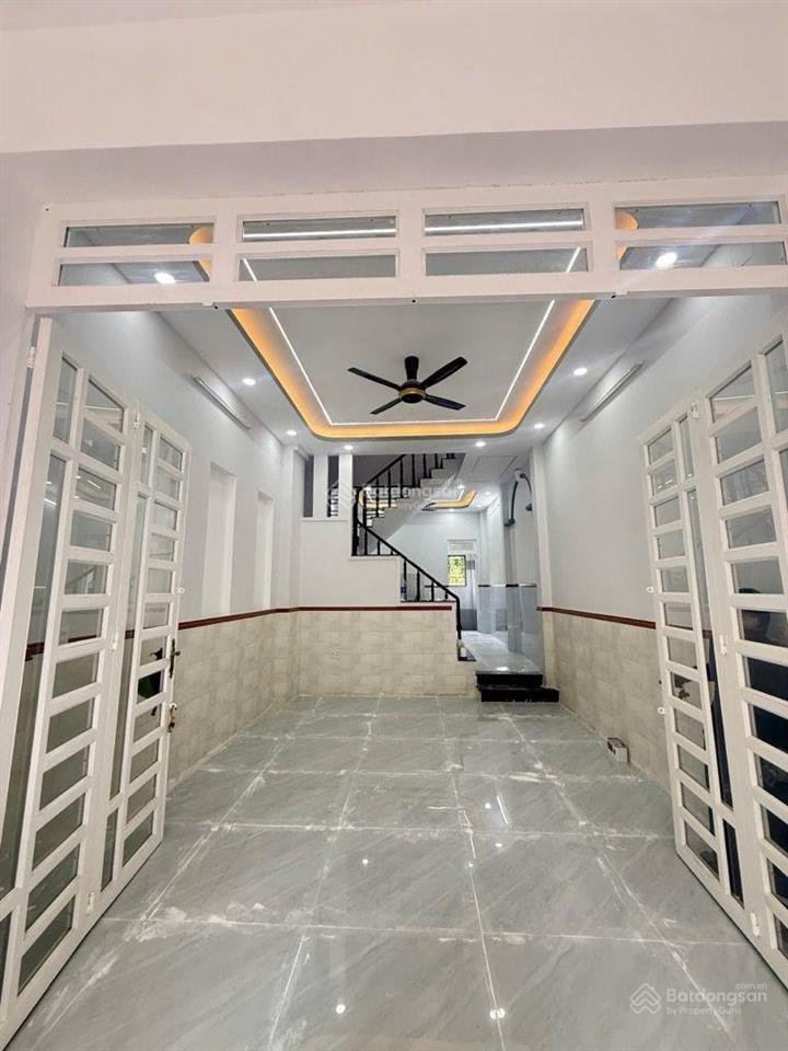 Nhà 3 tầng  ngay công viên hồ trái tim  dt 64m  2 mt  kdc vĩnh lộc  giá 6 tỷ ô tô đỗ cửa.