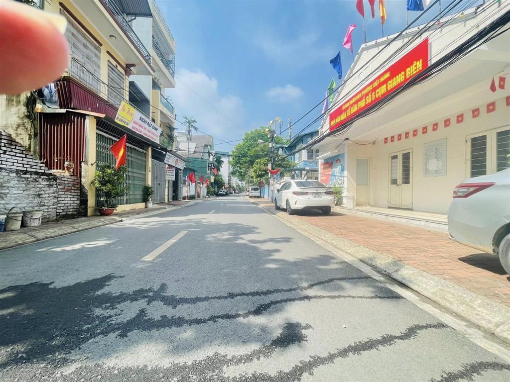 Mặt phố giang biên, 97m² x 4 tầng, 2 thoáng trước sau, ô tô tránh, kd, giá chỉ như nhà trong ngõ.
