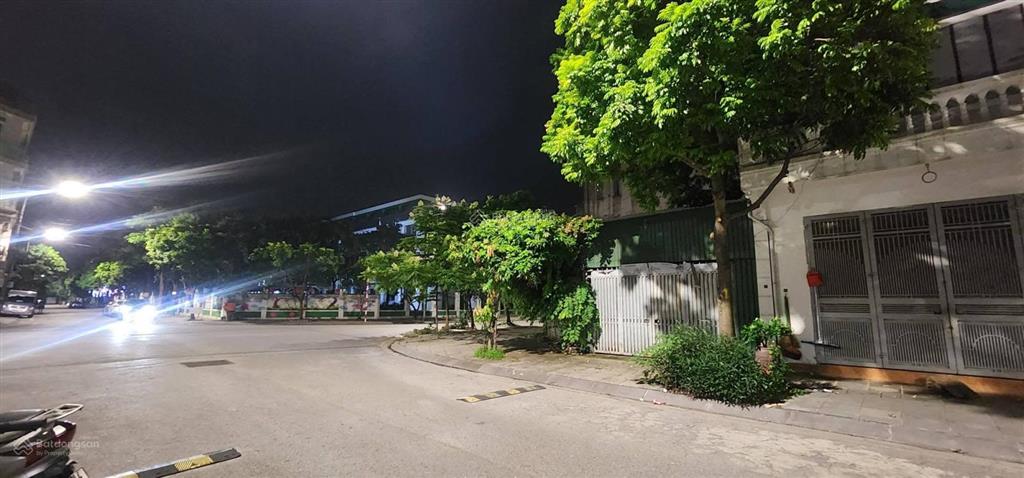 Phân lô tđc thanh am 58.5m x 3 tầng mt 5.4m đường hè rộng hơn mặt phố.