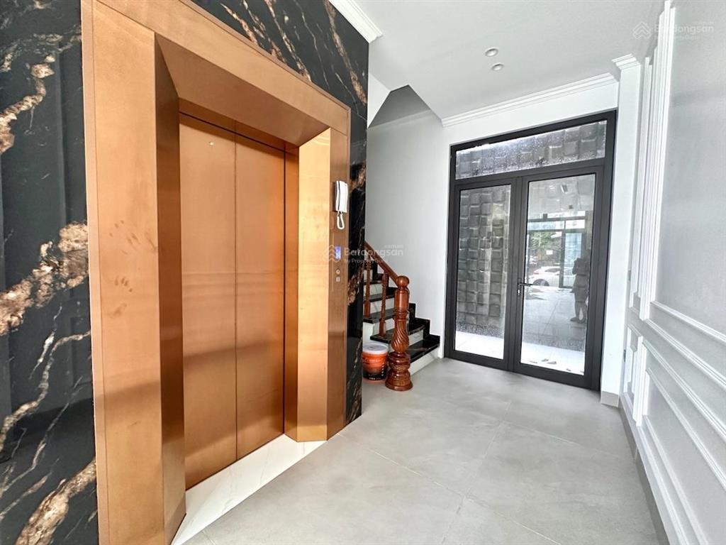 Chân dài ngọc thụy 68m² 7t, tm, 3 ô tô tránh nội thất an cường đẹp như khách sạn