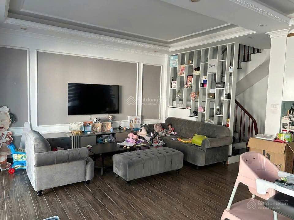 Cho thuê nguyên căn đầu ngọc lâm 70mx5t 4pn, đủ đồ ô tô 7 chỗ, view hồ 17tr/th