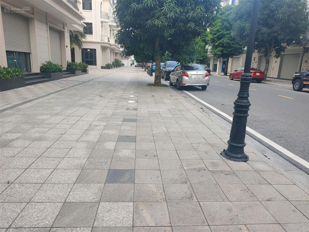 Căn shophouse 5 tầng 1 tum  mặt tiền đình  kinh doanh sầm uất  đường trước nhà 20m  vỉa hè