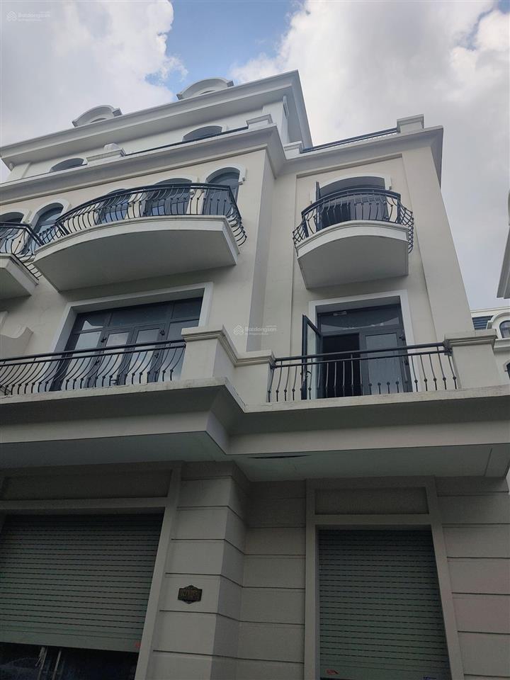 Căn shophouse 5 tầng 1 tum  mặt tiền đình  kinh doanh sầm uất  đường trước nhà 20m  vỉa hè