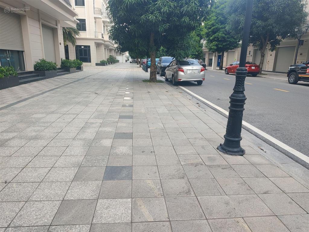 Căn shophouse 5 tầng 1 tum  mặt tiền đình  kinh doanh sầm uất  đường trước nhà 20m  vỉa hè