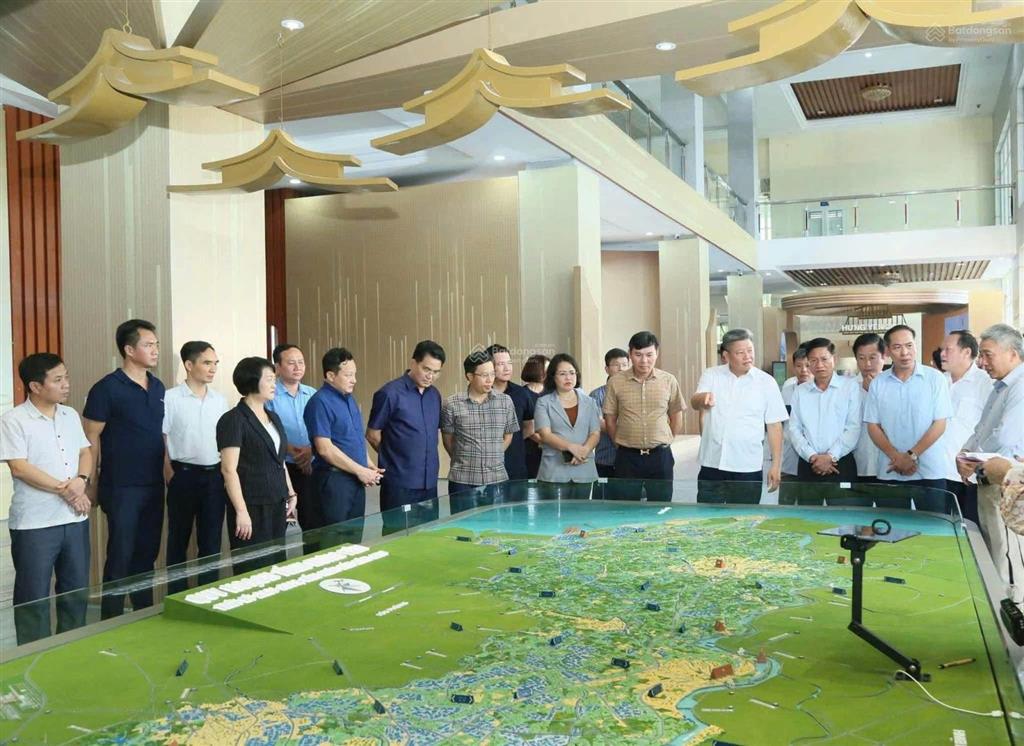 Có 1 02! liền kề 5 tầng kinh doanh đình vị trí đẹp đường trước nhà rộng mặt tiền rộng