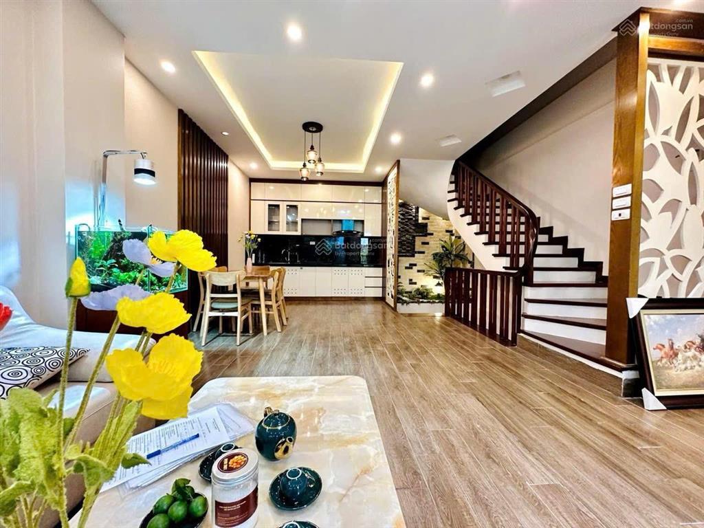 Bán gấp, giá rẻ nhà phố thái thịnh đống đa , ngõ to như phố, gần oto, tặng nội thất, 38m 6 tầng