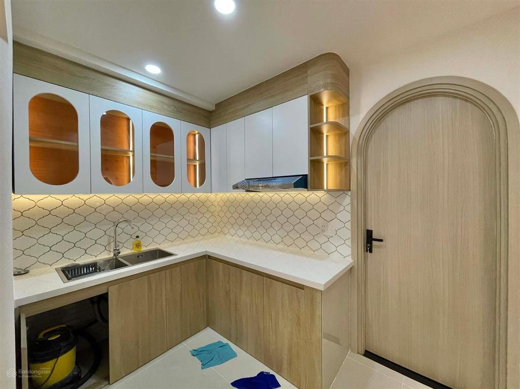 Nhà ngộp  hẻm xe hơi thông  ngay cạnh mặt tiền