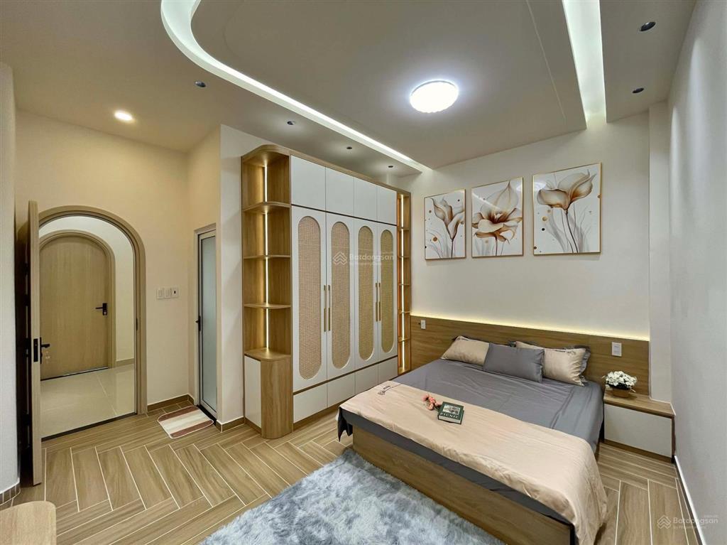 Nhà ngộp  hẻm xe hơi thông  ngay cạnh mặt tiền