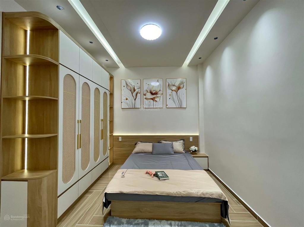 Nhà ngộp  hẻm xe hơi thông  ngay cạnh mặt tiền