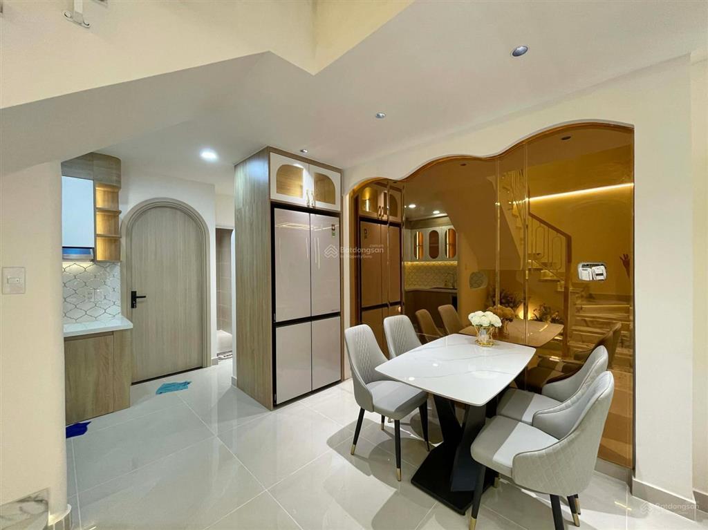 Nhà ngộp  hẻm xe hơi thông  ngay cạnh mặt tiền