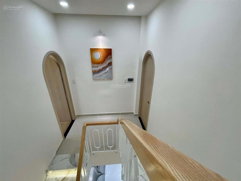 Nhà ngộp  hẻm xe hơi thông  ngay cạnh mặt tiền