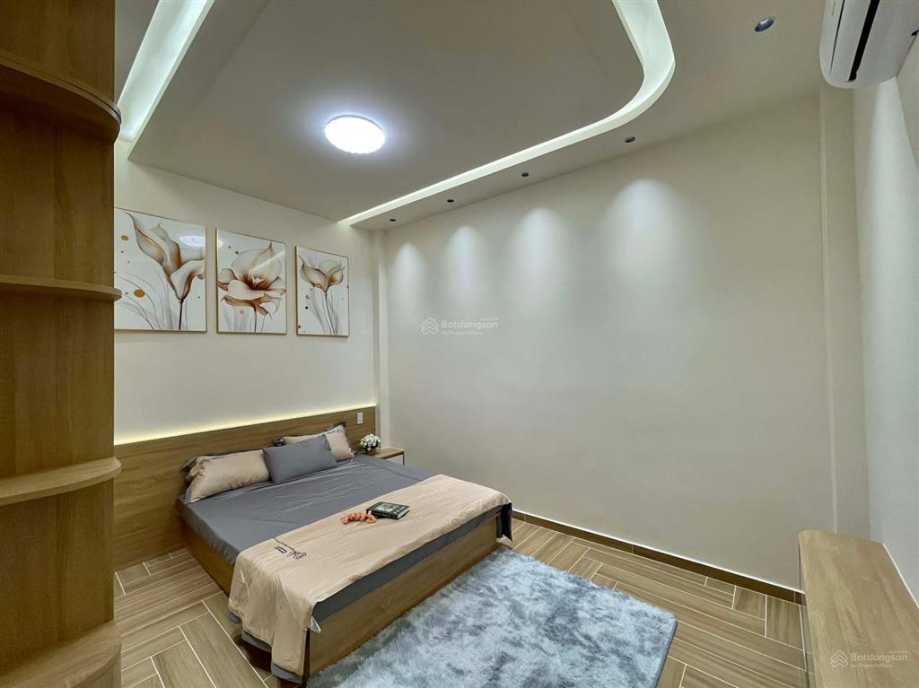 Nhà ngộp  hẻm xe hơi thông  ngay cạnh mặt tiền