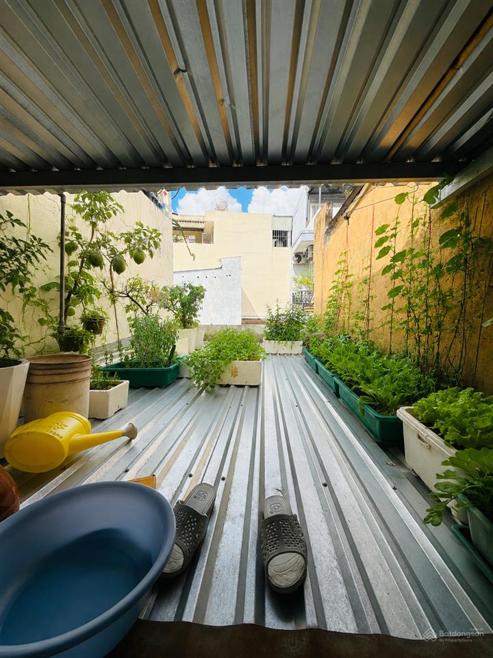 Chỉ 4.3 tỷ, dt 30m², 3 tầng  3pn ở ngay, gần mt đinh bộ lĩnh ngay hàng xanh  hẻm an ninh