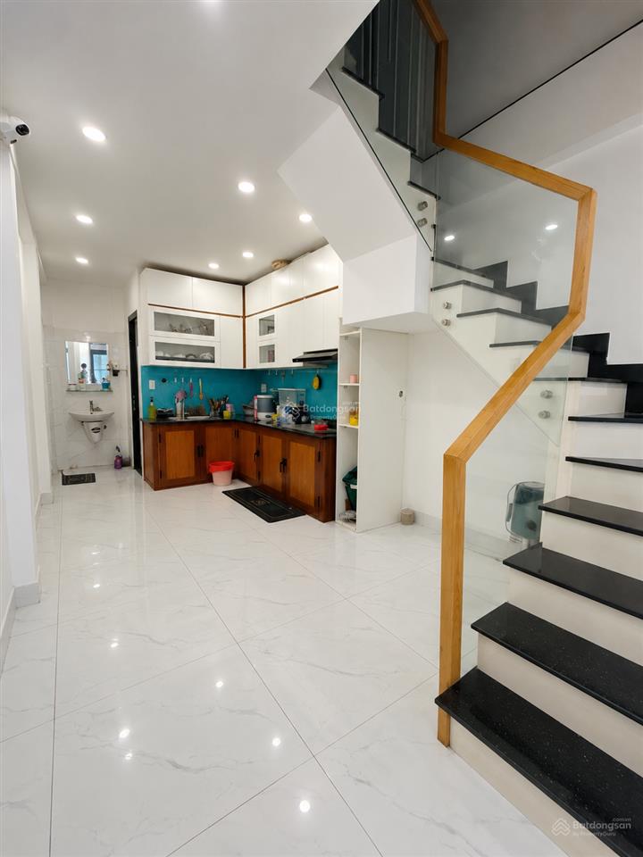 Chỉ 4.3 tỷ, dt 30m², 3 tầng  3pn ở ngay, gần mt đinh bộ lĩnh ngay hàng xanh  hẻm an ninh