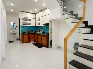 Chỉ 4.3 tỷ, dt 30m², 3 tầng  3pn ở ngay, gần mt đinh bộ lĩnh ngay hàng xanh  hẻm an ninh