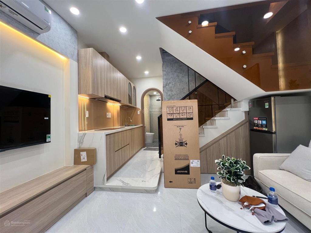 Q1, trần nhật duật, 30m2, 2 tầng, 3pn, giá 5.99 tỷ, 20 mét ra đường chính.