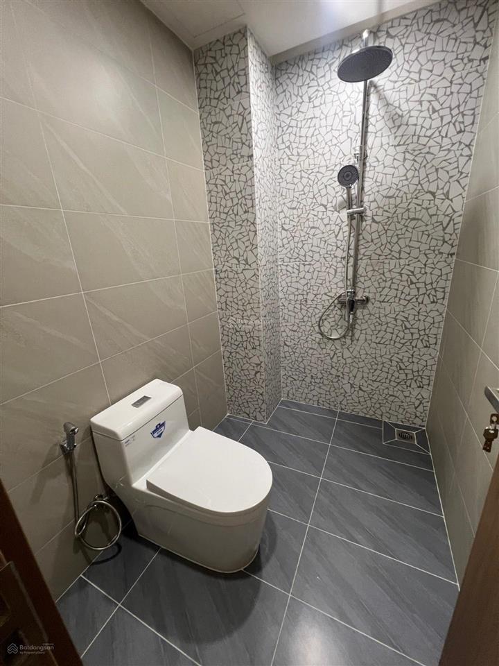 Q1, trần nhật duật, 30m2, 2 tầng, 3pn, giá 5.99 tỷ, 20 mét ra đường chính.