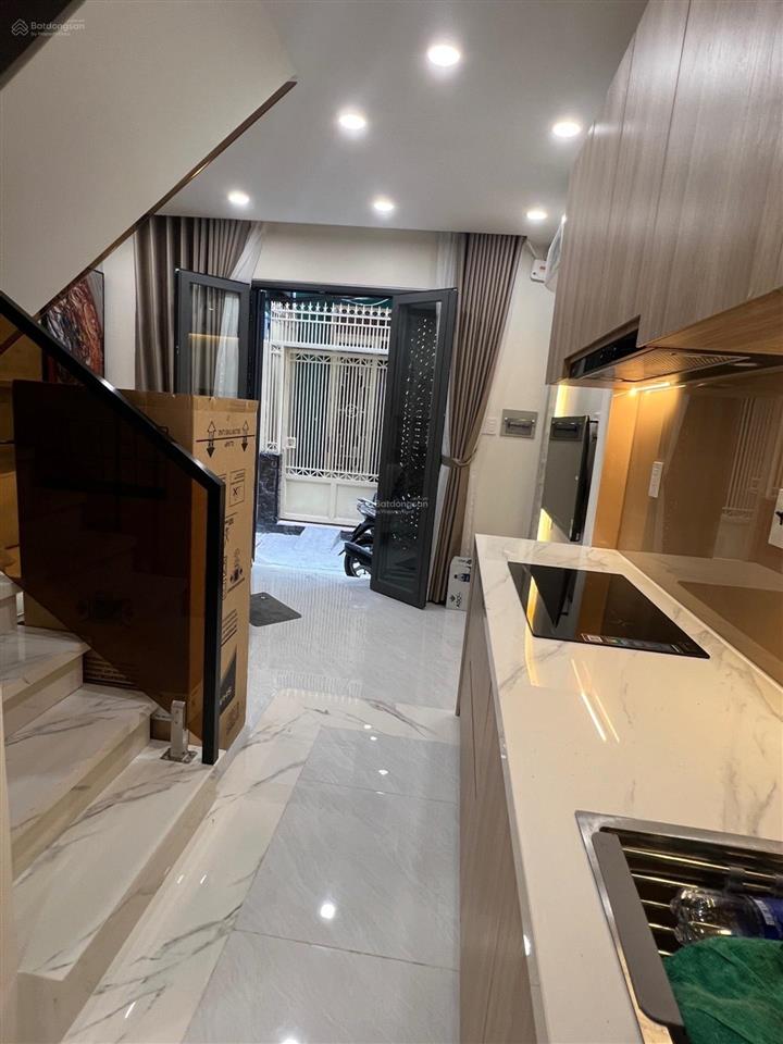 Q1, trần nhật duật, 30m2, 2 tầng, 3pn, giá 5.99 tỷ, 20 mét ra đường chính.