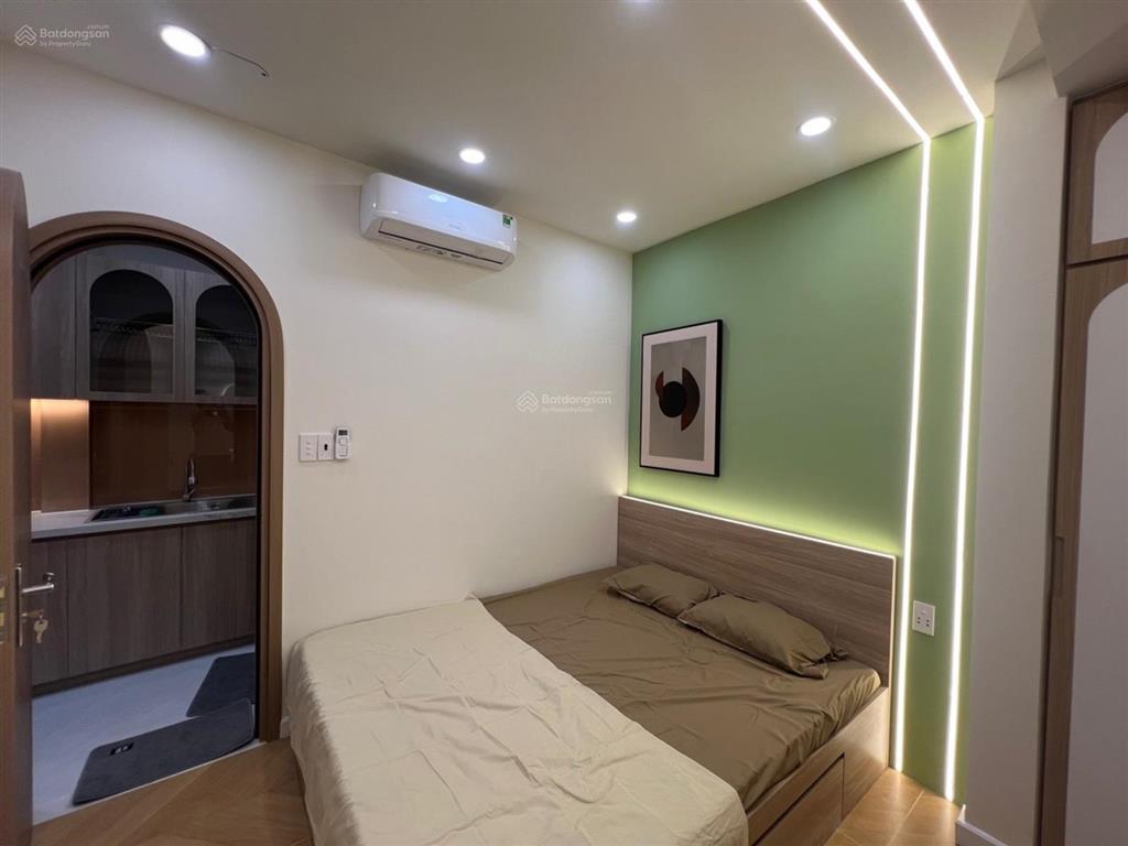Q1, trần nhật duật, 30m2, 2 tầng, 3pn, giá 5.99 tỷ, 20 mét ra đường chính.